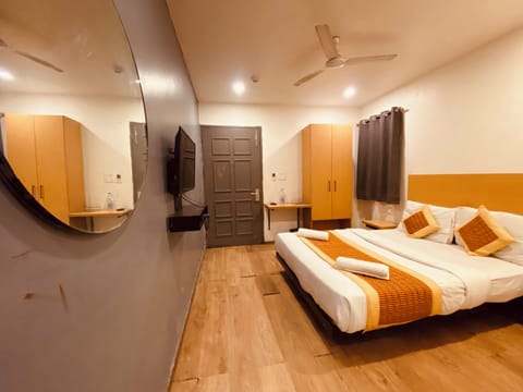 Deluxe Room | Egyptian cotton sheets, premium bedding, Select Comfort beds