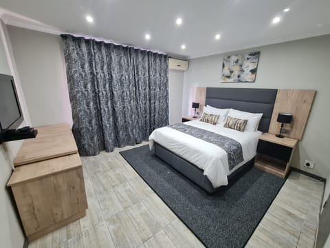 Deluxe Double Room | In-room safe, iron/ironing board, free WiFi, bed sheets