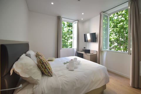 Comfort Room | Select Comfort beds, in-room safe, desk, laptop workspace