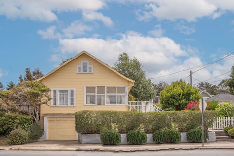 Welcome to "Beach Bungalow" in Pacific Grove