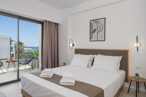 Queen room with Sea View | Desk, laptop workspace, soundproofing, free WiFi