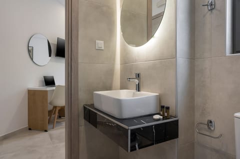 King room with Pool View | Bathroom | Shower, hydromassage showerhead, free toiletries, hair dryer