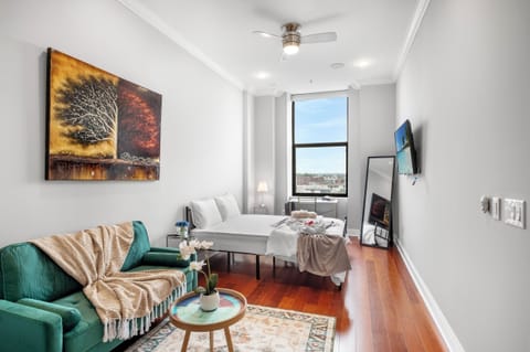 Bright Northern Liberties studio with queen bed, full kitchen, modern bathroom, city views, and contemporary design throughout.