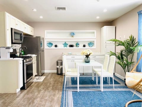 Full Kitchen with Fridge, Oven, Stove, Microwave and Dinning table