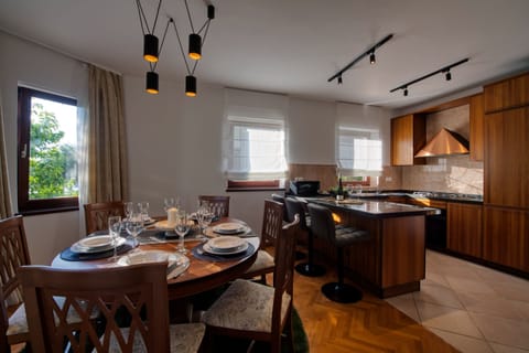 Design Villa, 5 Bedrooms, Hot Tub, Sea View | In-room dining