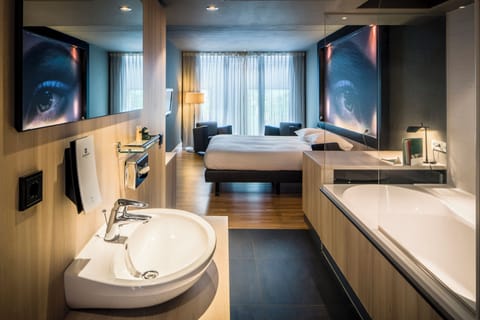 Superior Room, 1 King Bed | Bathroom | Free toiletries, hair dryer, towels, soap