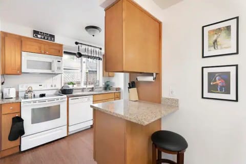 Dining room bar into kitchen