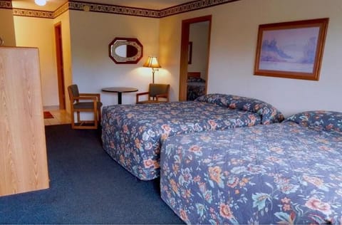 2 Rooms Suites 3 Queen Beds | Free WiFi, bed sheets