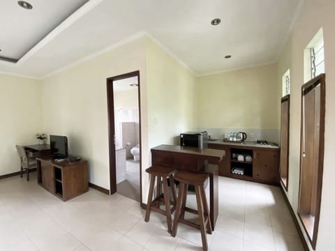Studio Suite | Private kitchen | Coffee/tea maker, electric kettle, toaster
