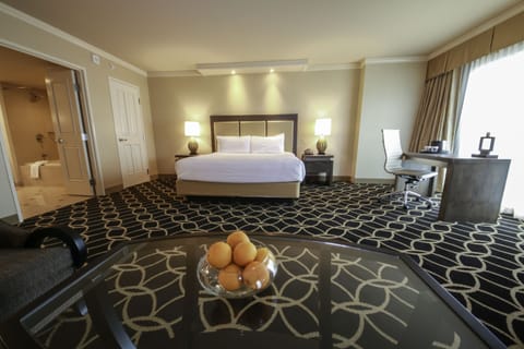 Rodeo Junior Suite, 1 King Bed | Premium bedding, down comforters, pillowtop beds, in-room safe