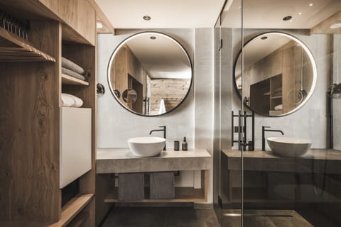 Spring water tub, hair dryer, bathrobes, towels