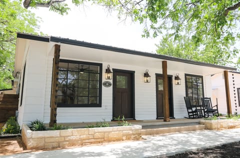 Poppy House - Front Porch