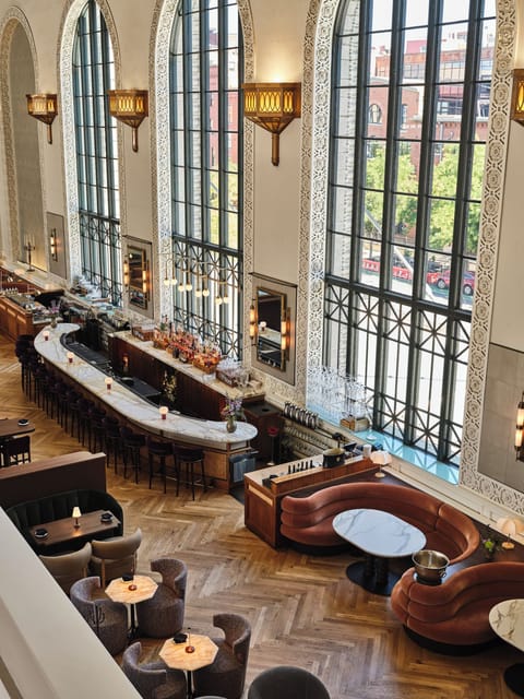 2 bars/lounges