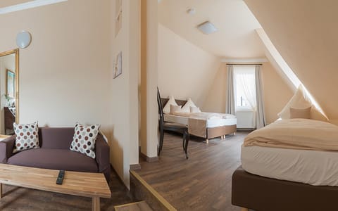 Room | Desk, free WiFi, bed sheets