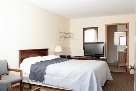 Classic Room, 1 Queen Bed | Iron/ironing board, cribs/infant beds, free WiFi, bed sheets