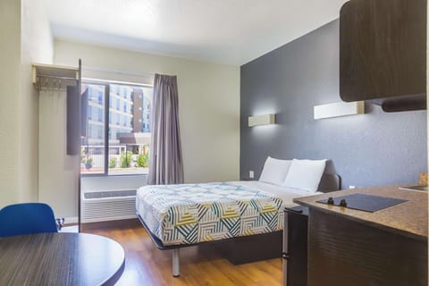 Standard Room, 1 Queen Bed, Non Smoking | Desk, iron/ironing board (on request), WiFi (free), bed sheets