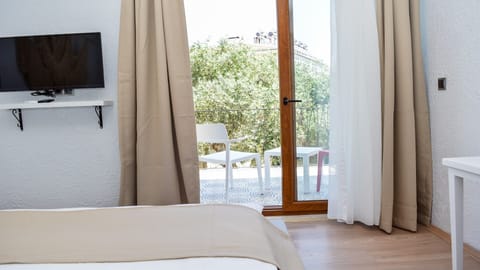 Standard Room, 1 Queen Bed, Balcony, Garden View | Premium bedding, minibar, soundproofing, free WiFi
