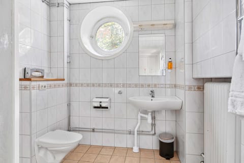 Standard Room, 1 Twin Bed, Non Smoking | Bathroom | Hair dryer, towels, soap, shampoo