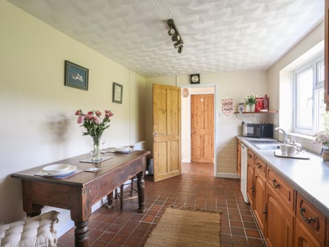 Cottage | Private kitchen | Fridge, electric kettle, toaster, cookware/dishes/utensils