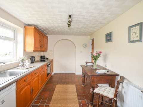Cottage | Private kitchen | Fridge, electric kettle, toaster, cookware/dishes/utensils