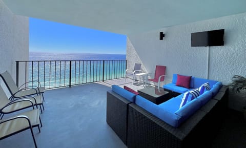 Be Our Guest!  Great Covered Balcony with TV 