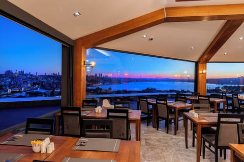 2 restaurants; breakfast, lunch, dinner, and brunch served