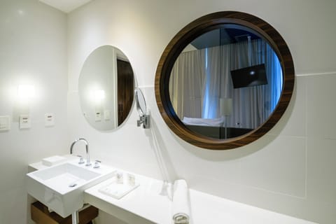 Superior Room, 1 Double Bed, Non Smoking | Bathroom | Hair dryer, towels, soap, shampoo