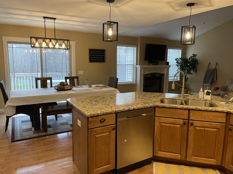 #Open concept#granite counters#balcony access#privacy#cathedral ceilings