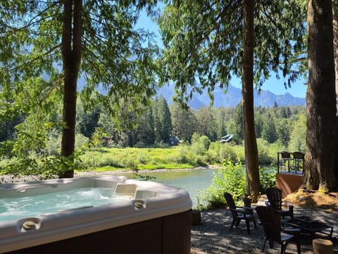 Brand-new riverfront hot tub!