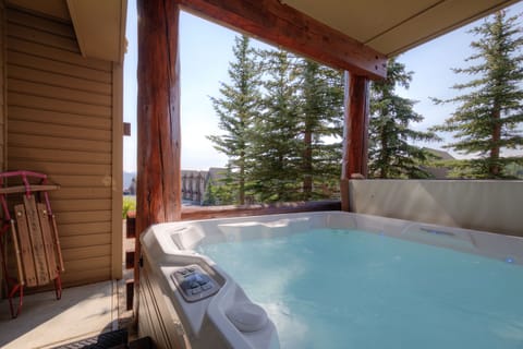 Have a glass of wine and enjoy the hot tub | Exterior