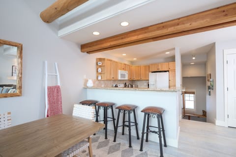 Have breakfast at the bar | Main Level