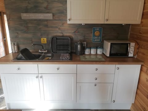 Cottage | Private kitchen | Fridge, microwave, oven, stovetop