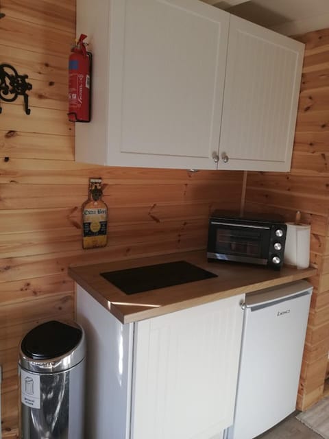 Cottage | Private kitchen | Fridge, microwave, oven, stovetop