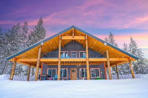 Our ideal getaway cabin in fabulous Island Park! Open year round to groups.