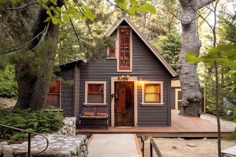 Storybook cabin | Secluded forest retreat | near the Village | Pet-friendly
