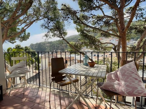 High in the trees and overlooking the town? Staying in the Roca Rubia 1 apartment will make you feel like you are in a bird‘s nest. 
Due to its location, you will be able to relax as you will be in your own little vacation bubble. Take a glass of wine whi