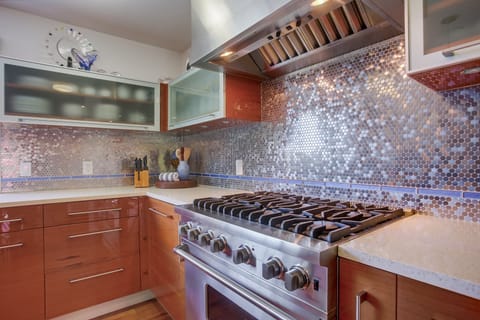 A great 6-burner range stove and oven to make your favorite dishes. Not to mention the sparkly backsplash!