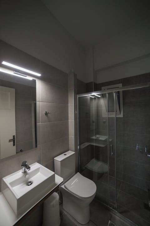 Shower, free toiletries, towels