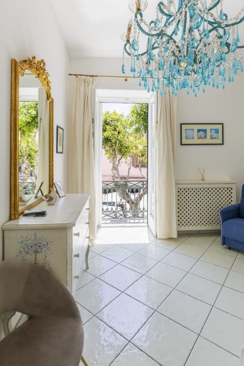 Luxury Room | Minibar, individually furnished, desk, free WiFi
