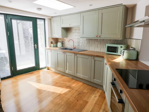 Cottage | Private kitchen | Fridge, dishwasher, electric kettle, toaster