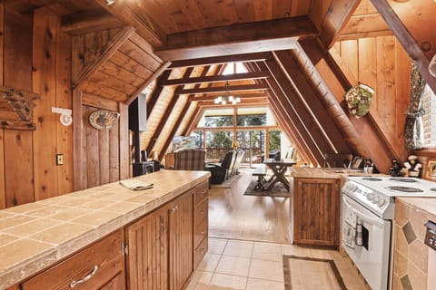 House, 2 Queen Beds, Patio, Mountain View (Tahoe Bear House) | Private kitchen | Fridge, microwave, oven, stovetop