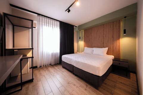Standard Suite | Hypo-allergenic bedding, minibar, in-room safe, desk