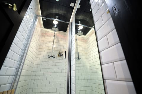 Combined shower/tub, towels