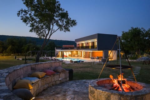  Enjoy cozy evenings by the fire pit next to the villa — a perfect spot for relaxing under the stars.