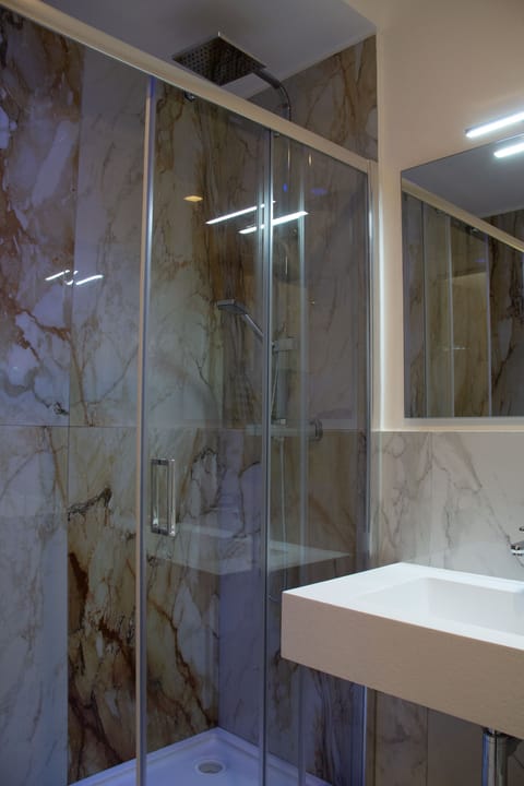 Shower, rainfall showerhead, free toiletries, hair dryer