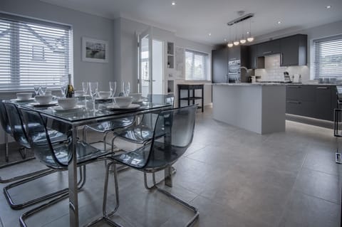 House (4 Bedrooms) | Private kitchen | Fridge, microwave, oven, stovetop