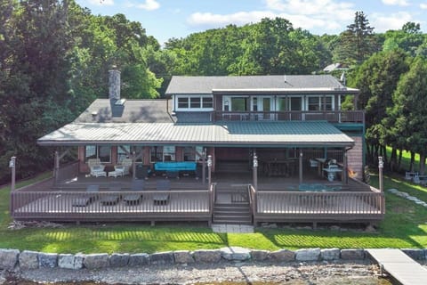 Ever dreamed of breathing in the fresh air of a lake view home? This is your dream come true! We’ve got the perfect place for you to relax, with spectacular views of the lake and a cozy ambiance of this place.