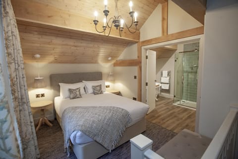Deluxe Quadruple Room | Desk, laptop workspace, blackout drapes, iron/ironing board