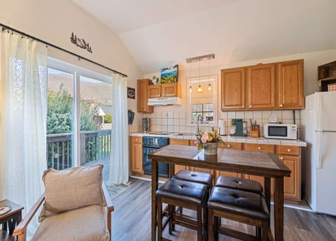 Deluxe Cabin, Multiple Beds, Non Smoking | Desk, blackout drapes, WiFi (free), bed sheets