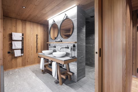 Junior Suite | Hypo-allergenic bedding, free minibar, in-room safe, desk